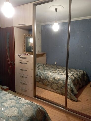 Mənzil kirayələyirəm: Mənzil – 2 otaqlı, tam mebellidir. - Geniş zal: künc divan, TV stendi — 4