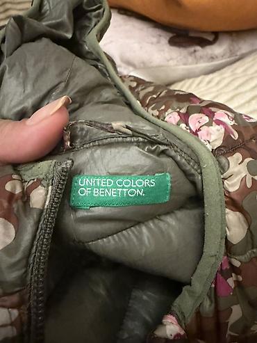bomber kurtka: United Colors of Benetton markalı qadın üçün qısa şişme gödəkçə. Model — 4