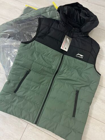зеленый пиджак: Продается Мужские безрукавки легкие со съемным капюшоном самое то на