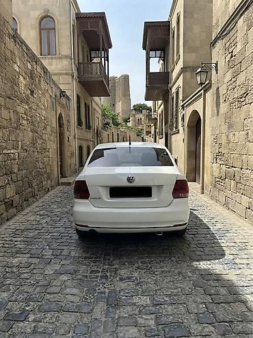 disklerin satisi: Volkswagen Polo sedan, ağ rəngdə təqdim olunur. Avtomobilin kuzovu — 1