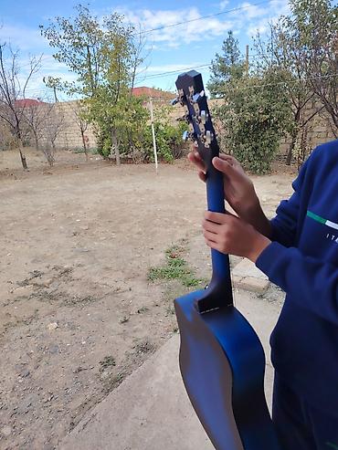 rock gitara: Akuistik gitara – kəsik (cutaway) korpuslu, mavi-qara keçid rənglə. - — 4