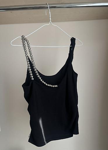 Matraslar: ZARA metal muncuqlu asqısı olan bluz L razmerdir ama dar kalıpdır ona — 18