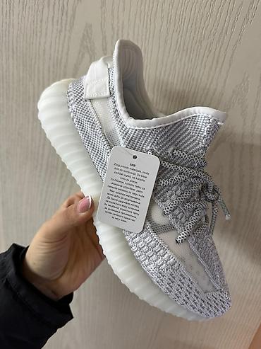Patike: Yeezy modeli od 36 do 46 za samo 4000 din
pb — 5