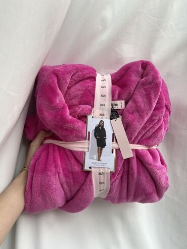 xalat modelleri: Victoria's Secret brendinə məxsus parlaq çəhrayı rəngdə, yumşaq xalat