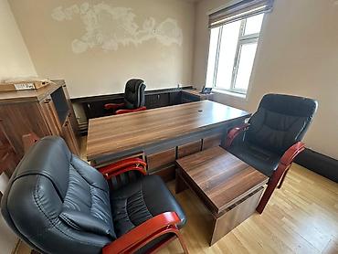 Ofis dəst mebeli: Ofis mebel dəsti Tərkibi: - Direktor masası: geniş iş səthi, kabel — 14