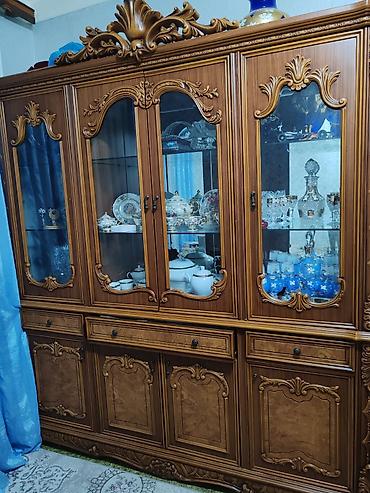 Klassik üslubda iri vitrin-bufet - Material: təbii ağac görüntülü