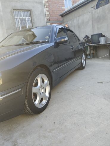 Mercedes-Benz: Mercedes-Benz E-Class: 2.2 l | 2000 il Sedan — 3