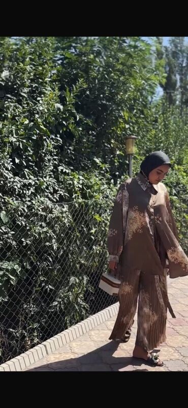 женские костюмы белорусских производителей: Рубашка имеет отложной воротник и пуговицы по всей длине, а брюки –