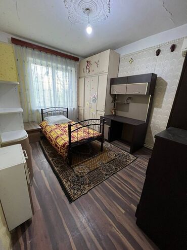 Uzunmüddətli kirayə mənzillər: Orta temirlidi Kombi sistemi var 2 kindisoneri var 2yataq var real — 4