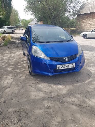 Honda: Honda Fit: 2010 г., 1.3 л, Вариатор, Бензин, Седан