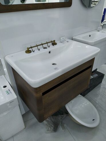 Qapılar və aksessuarlar: Ağ rəngli keramika lavabo taxta rəngli asma şkafla birlikdə vanna