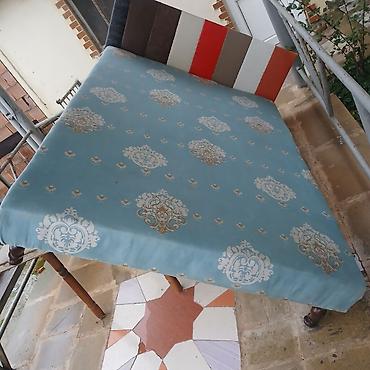Taxta ayaqlı divan/çarpayı - Model: yumşaq süngərli döşəmə ilə taxta