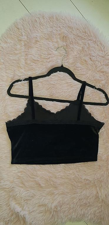 Crni velur crop top sa čipkanim ivicama i tankim naramenicama. Napred — 4