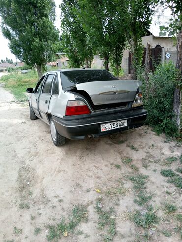 дом в селе какой: Автомобиль Daewoo Nexia, серебристого цвета, с открытым багажником