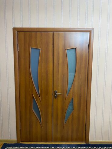 бра люстра: Межкомнатная дверь со стеклом, МДФ, Двустворчатая, Российская, цвет - Коричневый, Б/у at lalafo.kg бра люстра: Межкомнатная дверь со стеклом, МДФ, Двустворчатая, Российская, цвет - Коричневый, Б/у