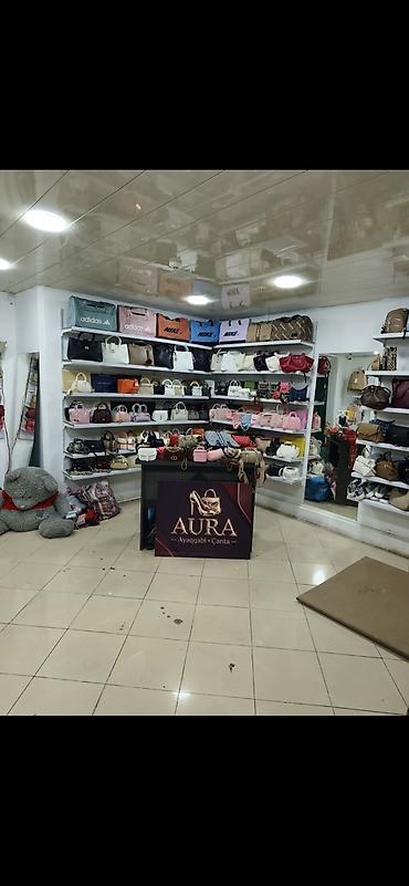 yaşmada: İnşaatçılarda Saf Su marketle üz üze aura canta magazasında 1000manata — 1