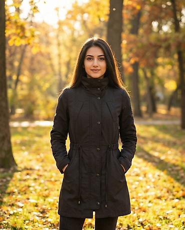 Üst geyimi: Qara rəngli gödəkçə – plaş Türkiyədən alınıb. Heç bir defekti yoxdur — 2