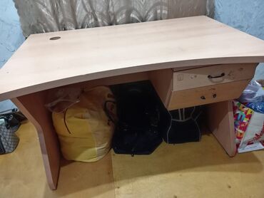 Ofis masaları: İşlənmiş, İşçi üçün, Dördbucaq masa