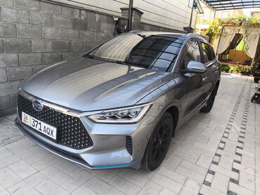 срочно продаю нужны деньги очень срочно: Автомобиль BYD E2 в серебристом цвете с заметной решеткой радиатора и