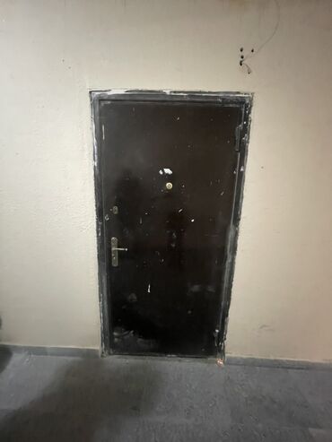 iwlenmiw qaplar: Qəhvəyi rəngdə, metal konstruksiyalı giriş qapısı. Etibarlı kilidləmə
