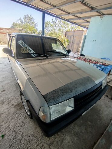 Tofas: Model: Tofas Şahin (sedan) Kuzov: 4 qapı, gümüşü rəng, qara bamperlər — 1