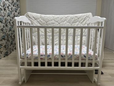 ош матрасы: Детская кроватка-качалка с колёсиками. С маятниковым механизмом