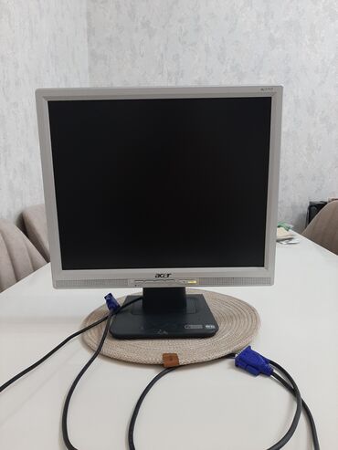 Kompüter, noutbuk və planşetlər: Monitor problemi yoxdur isleyir ölçü 17 lik kabel ile birlikde