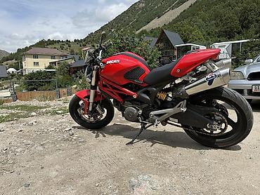 некая: Ducati Monster 696. Весь в карбоне, так же имеется комплект родного — 3