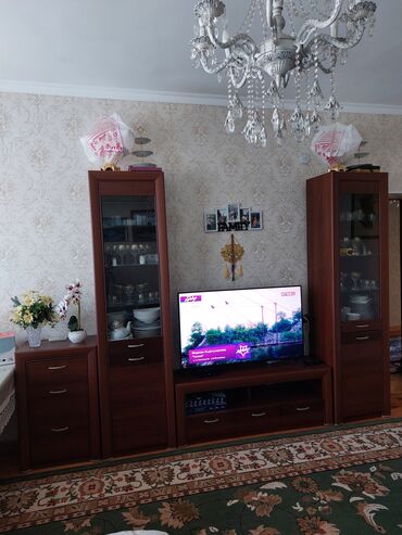 белый письменный стол: Гарнитур для зала, Шкаф, ДСП, цвет - Коричневый