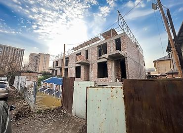 Продажа таунхаусов: 🏡 Таунхаус в центре Бишкека Продается просторный таунхаус площадью — 5