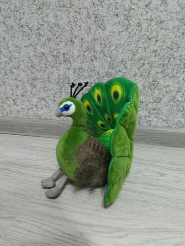 Oyuncaqlar: Dinozavr ~35 sm Ördək ~25 sm Tovuz quşu ~ 20sm Tutuquşu ~ 20 sm — 2