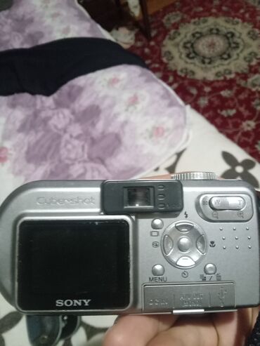 Fotokameralar: Sony Cyber-shot DSC-P10 rəqəmsal fotoaparat Xüsusiyyətlər: - Model — 9