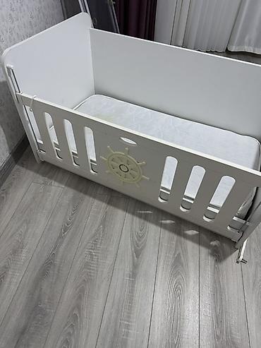 korpə beşiyi: Uşaq beşiyi və alt hissəli komod/çekmece bloku - Rəng: ağ - Material — 2