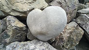 сердца: Камень виде сердца 💕 естественный, кило примерно 40 — 2