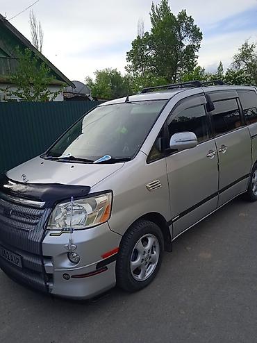водный банан: Toyota Noah: 2005 г., 0.2 л, Автомат, Бензин, Минивэн — 5