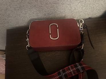 Çantalar: Cox az istifade edilib,ic hissesi genisdir.Bordo rengdir — 2