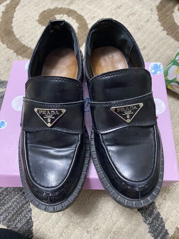 купить золотые часы бу: Лоферлер, 36, Prada, Колдонулган, түсү - Кара, Өзү алып кетүү