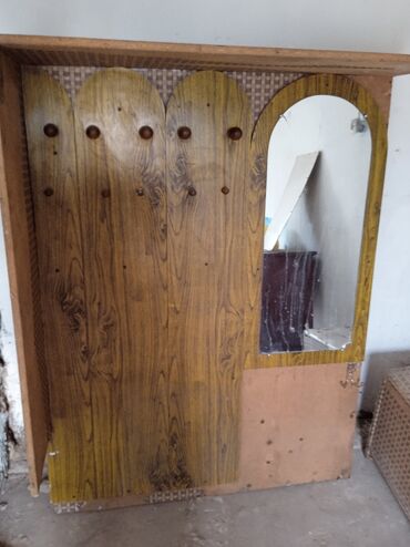 продаю прихожку: Кире бериш үчүн шкаф, Күзгүсү менен, Жыгач