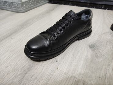 Ayaqqabılar: Casual ayaqqabi. Almaniyadan 62 avroya alinib. Original deridir — 5