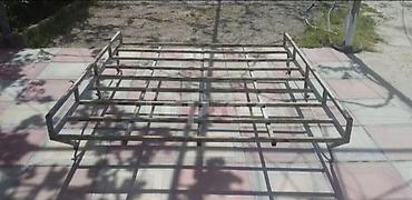 Metaldan hazırlanmış yük daşıma platforması/qaraj rəfi karkası. -