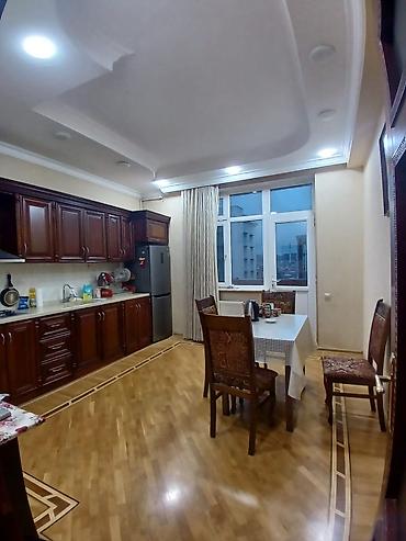 Uzunmüddətli kirayə mənzillər: Geniş və zövqlə dizayn olunmuş mənzil interyeri. - Böyük qonaq otağı — 4