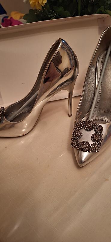 Tuflilər: 37 olcudu, Gümüşü rəngdə, parlaq laklı səthə malik qadın stilettosu. - — 2