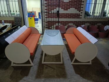 Mebel: Bərpa edilmiş çəlləklərdən hazırlanmış oturma dəsti. Dəstə iki divan