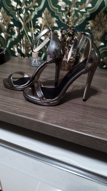 рабочая обувь: Босоножки в идеальном состояни . 35 размер на узкую ножку цвет бронза