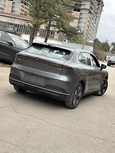 прикуриватель аккумулятора: Электромобиль Seres S05 (надпись на корме) — компактный кроссовер с — 2