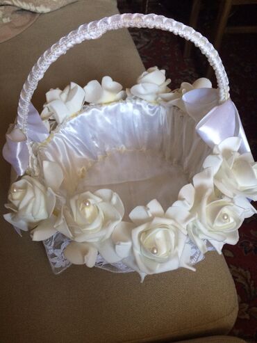 розы белые: Корзинка нарядная, для лепестков роз во время свадебной церемонии или