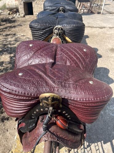 Yəhərlər: Qədimi Çərkəzi Yəhərlər—Qırmızı yəhər 1965ci il Qara yəhər isə 1968ci — 6