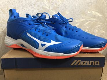 обувь для волейбола: Продаю новые мужские кроссовки Mizunoдля занятий спортом в зале!
