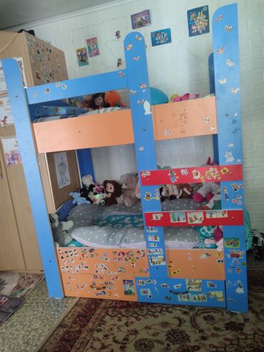 детские кровати для 2 детей: Продам детскую 2-х яр кровать. в комплекте 2 ватных матраса. высота