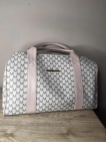 Torbe: Guess ❤️ Novčanik: Cena 1750 din. +ptt 📌 Torbica: Cena 2900 din +ptt 📌 — 9
